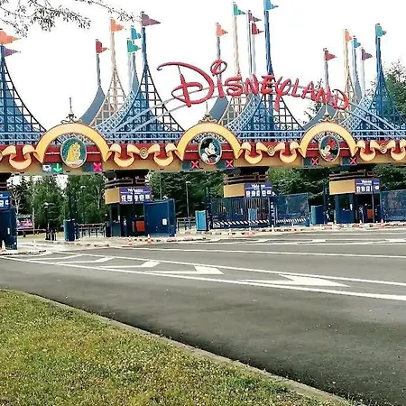 • Parc Disneyland A Pied & Shopping • 3 Min • Serris