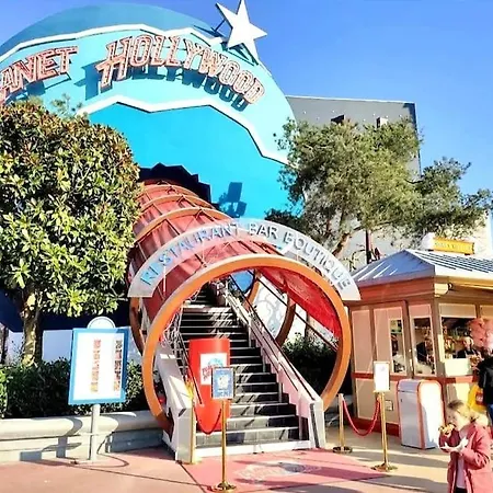 • Parc Disneyland A Pied & Shopping • 3 Min •